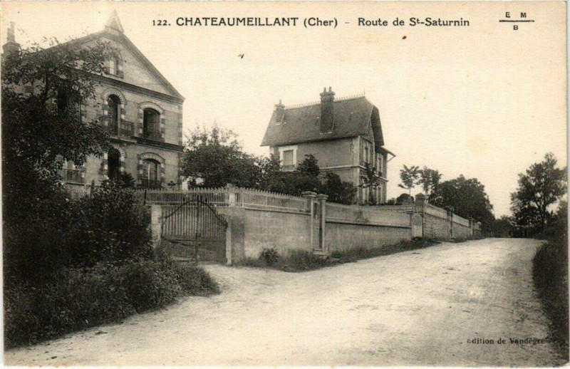 Carte postale ancienne Chateaumeillant Route de Saint-SATURnin à Châteaumeillant