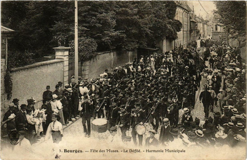 Carte postale ancienne Bourges Fete des Muses - Le Defile - Harmonie Municipale à Bourges