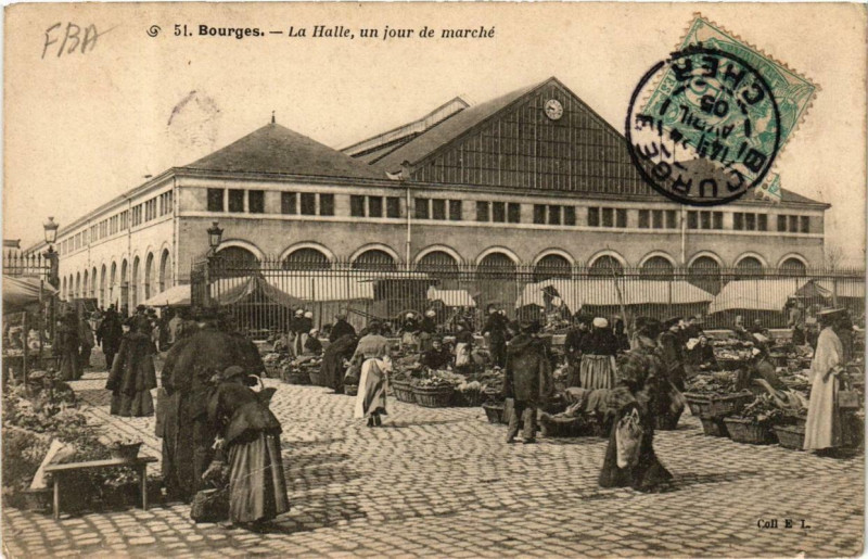 Carte postale ancienne Bourges La Halle, un jour de marche à Bourges