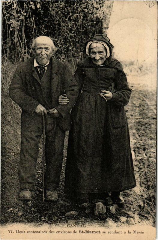 Carte postale ancienne Deux centenaires des Env. de Saint-Mamet se rendant a la Messe