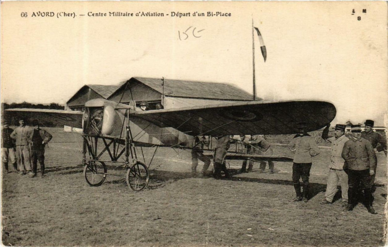 Carte postale ancienne Avord Centre Militaire d'Aviation - Depart d'un Bi-Places à Avord