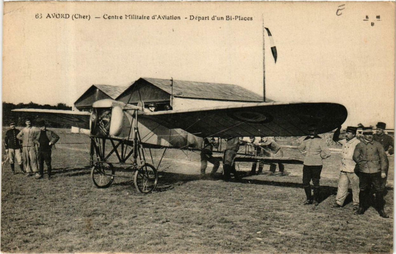 Carte postale ancienne Avord Centre Militaire d'Aviation - Depart d'un Bi-Places à Avord