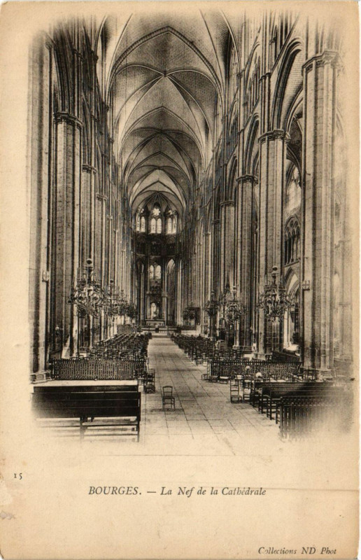 Carte postale ancienne Bourges - La Nef de la Cathédrale à Bourges