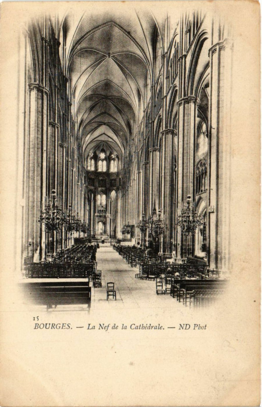 Carte postale ancienne Bourges - La Nef de la Cathédrale à Bourges
