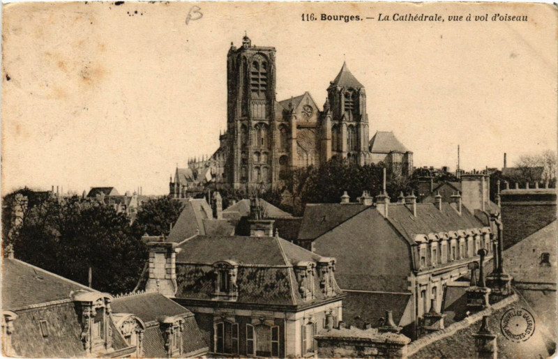 Carte postale ancienne Bourges - La Cathédrale - Vue a vol d'oiseau à Bourges
