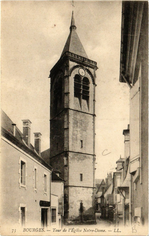 Carte postale ancienne Bourges - Tour de Eglise Notre-Dame à Bourges