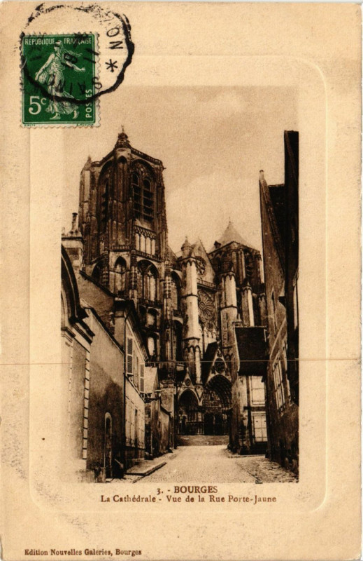 Carte postale ancienne Bourges - La Cathédrale - Vue de la Rue Porte-Jaune à Bourges