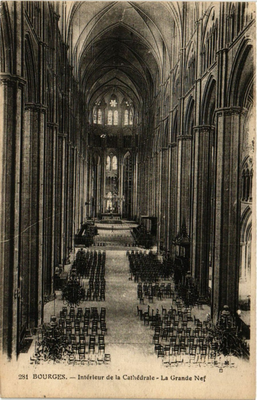 Carte postale ancienne Bourges - Intérieur de la Cathédrale - La Grande Nef à Bourges
