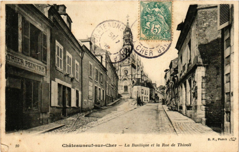 Carte postale ancienne Chateauneuf-sur-Cher - La Basilique et la Rue de Thivoli à Châteauneuf-sur-Cher