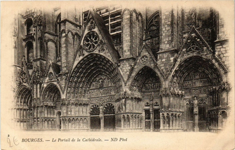 Carte postale ancienne Bourges - La Portail de la Cathédrale à Bourges