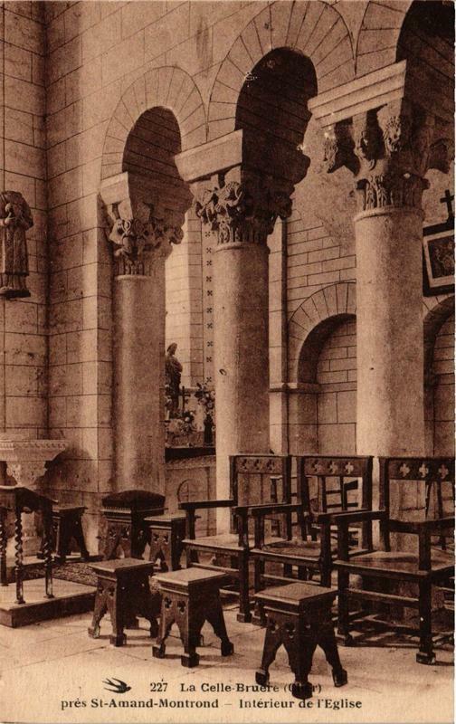 Carte postale ancienne Saint-Amand-Montrond Intérieur de Eglise à Saint-Amand-Montrond