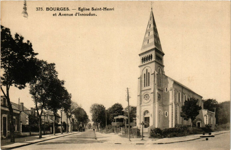 Carte postale ancienne Bourges - Eglise Saint-Henri et Avenue d'Issoudun à Bourges