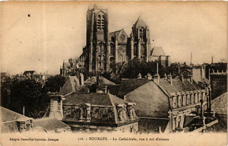 Carte postale ancienne Bourges La Cathédrale, vue a vol d'oiseau à Bourges