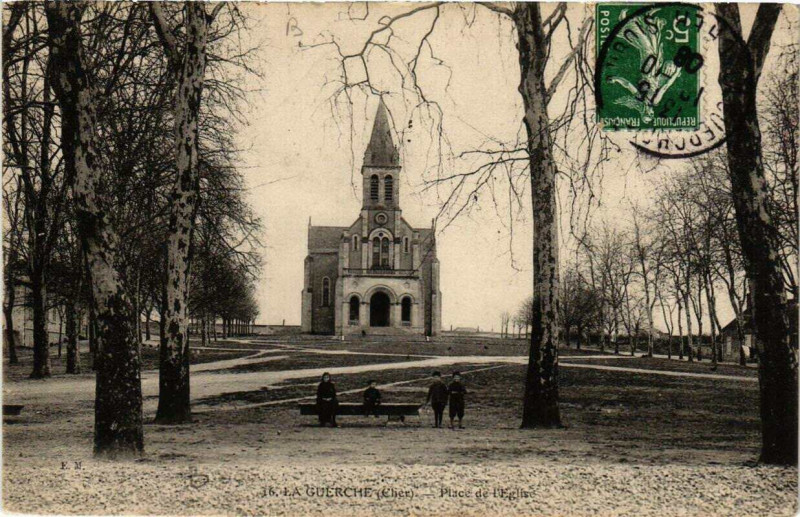 Carte postale ancienne La Guerche Place de Eglise