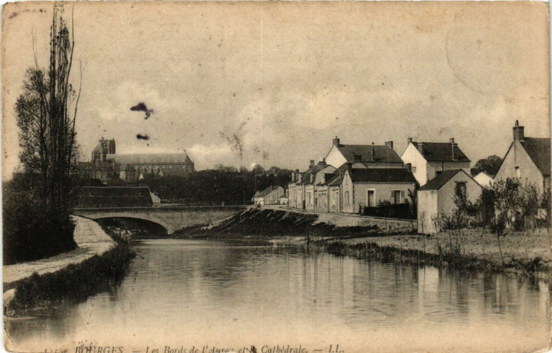 Carte postale ancienne Bourges - Les Bords de l'Auron et la Cathédrale à Bourges