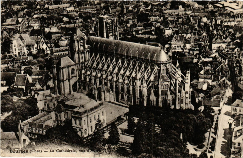 Carte postale ancienne Bourges - La Cathédrale - Vue d'Avion à Bourges