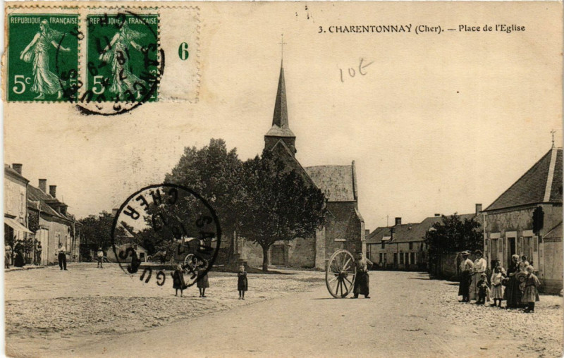 Carte postale ancienne CHARENTONnay - Place de Eglise à Charentonnay