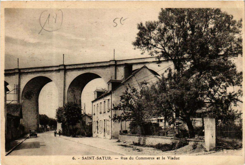 Carte postale ancienne Saint-Satur Rue du Commerce et le Viaduc à Saint-Satur