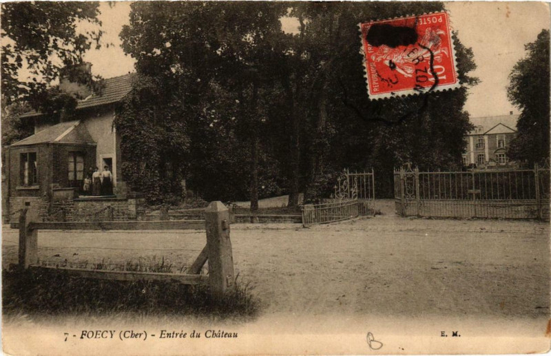 Carte postale ancienne Foecy Entrée du Chateau à Foëcy