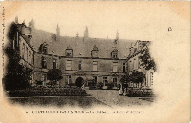 Carte postale ancienne Chateauneuf-sur-Cher Le Chateau. La Cour d'Honneur à Châteauneuf-sur-Cher
