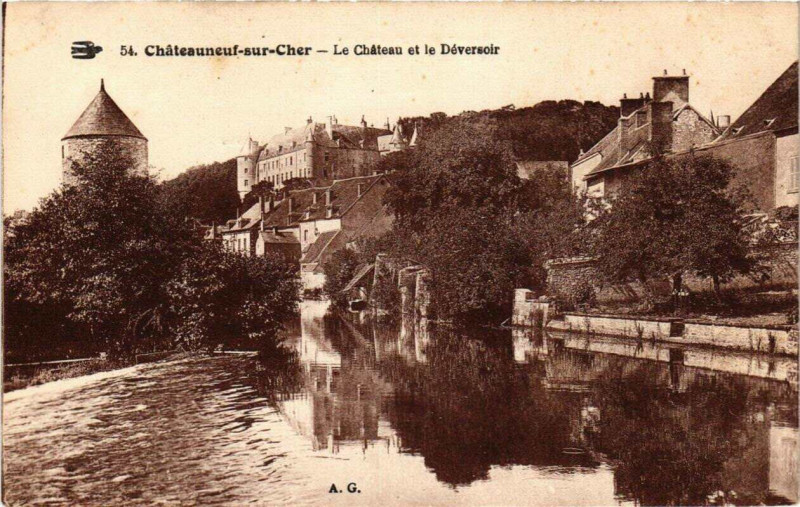 Carte postale ancienne Chateauneuf-sur-Cher Le Chateau et le Deversoir à Châteauneuf-sur-Cher