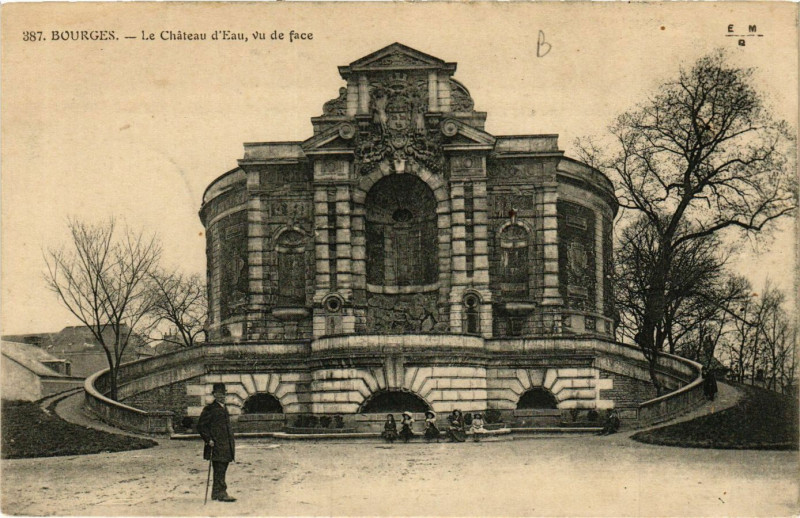 Carte postale ancienne Bourges - Le Chateau d'Eau - Vu de Face à Bourges