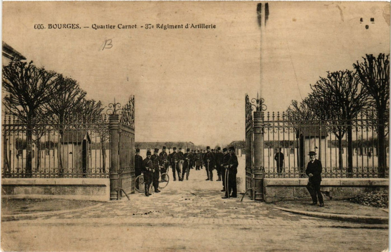 Carte postale ancienne Bourges - Quartier Carnot - 37e Regiment d'Artillerie à Bourges
