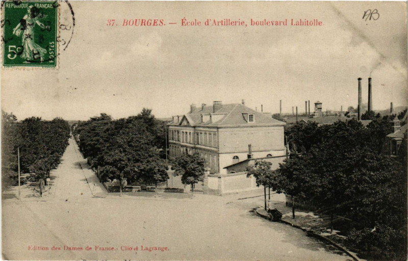 Carte postale ancienne Bourges - Ecole d'Artillerie - Boulevard Lahitolle à Bourges
