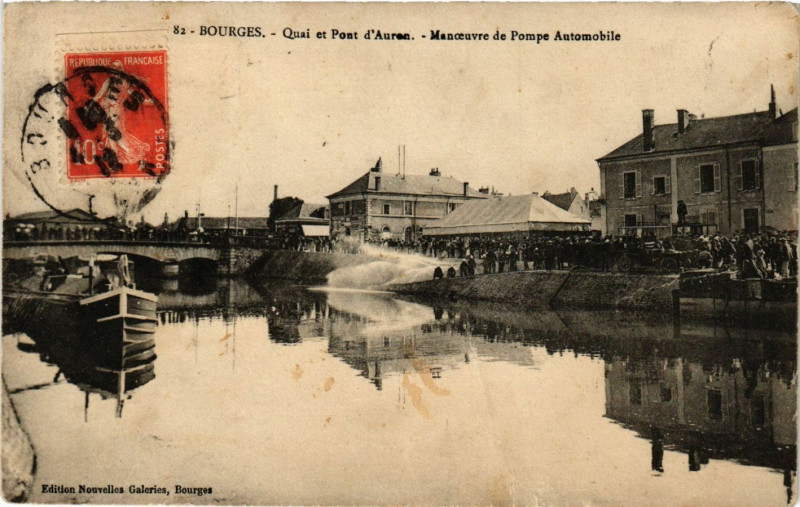 Carte postale ancienne Bourges - Quai et Pont d'Auron - Manoeuvre de Pompe Automobile à Bourges
