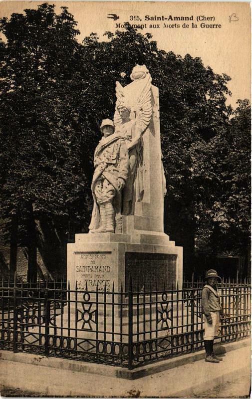 Carte postale ancienne Saint-Amand Monument aux Morts de la Guerre