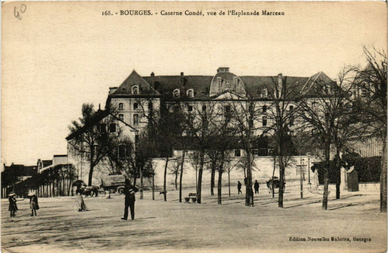 Carte postale ancienne Bourges - Caserne Condé - Vue de l'Esplanade Marceau à Bourges