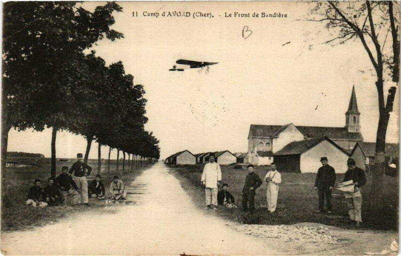 Carte postale ancienne Camp d'Avord Le Front de Bandiere à Avord