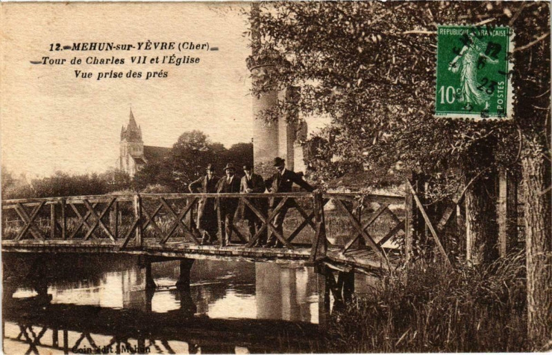 Carte postale ancienne Mehun-sur-Yévre (Dep.18) Tour de Charles Vii et l'Eglise Vue prise à Mehun-sur-Yèvre