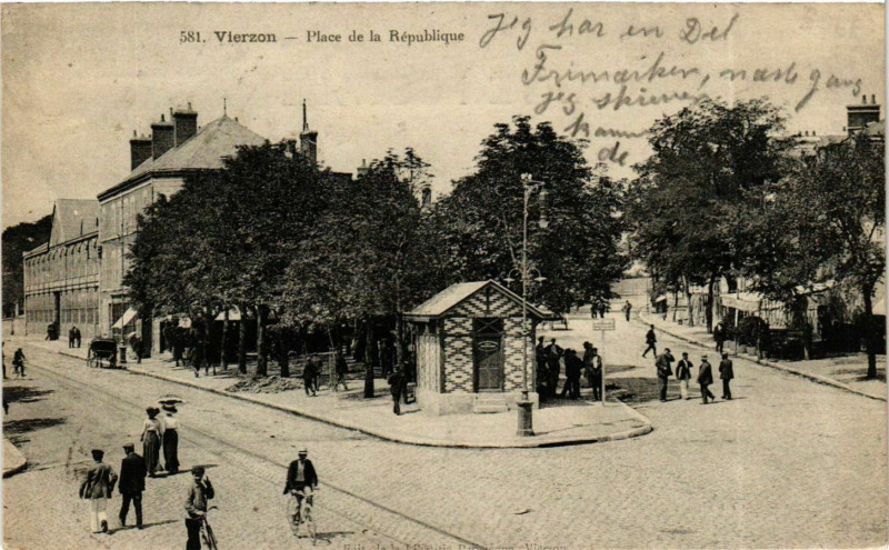 Carte postale ancienne Cher Vierzon Place de la République à Vierzon