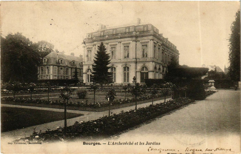 Carte postale ancienne Cher Bourges L'Archevéché et les Jardins à Bourges