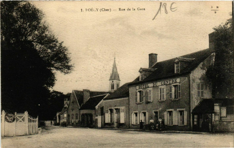 Carte postale ancienne Foecy Rue de la Gare à Foëcy