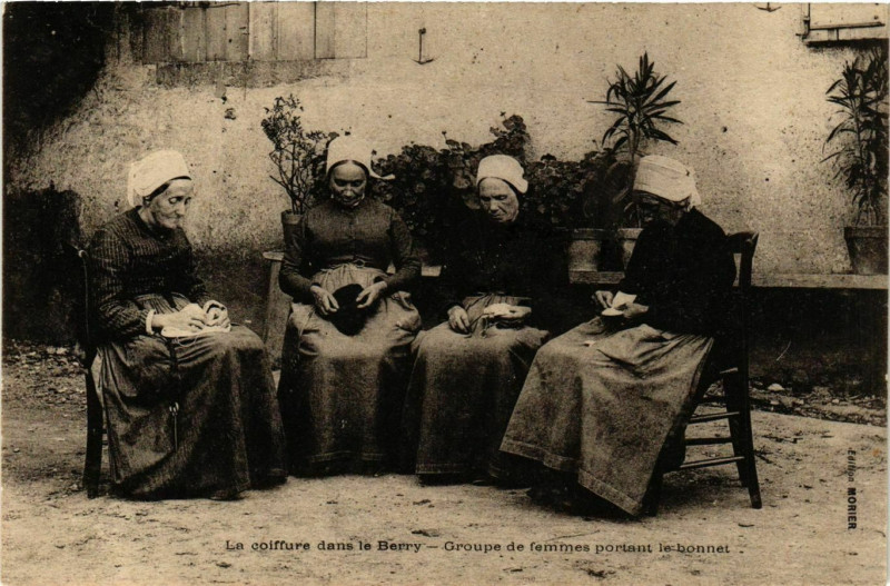 Carte postale ancienne La Coiffure dans le Berry. Groupe de femmes
