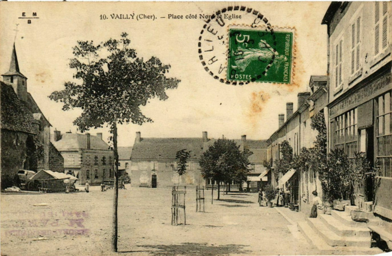 Carte postale ancienne Vailly Place coté Nord et Eglise