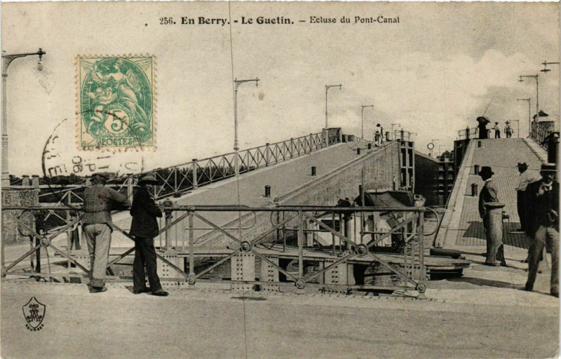 Carte postale ancienne En Berry. Le Guetin Ecluse du Pont-Canal
