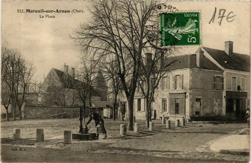 Carte postale ancienne Mareuil-sur-Arnon La Place à Mareuil-sur-Arnon