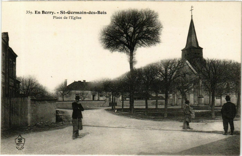 Carte postale ancienne En Berry. Saint-Germain-des-Bois Place de l'Eglise à Saint-Germain-des-Bois