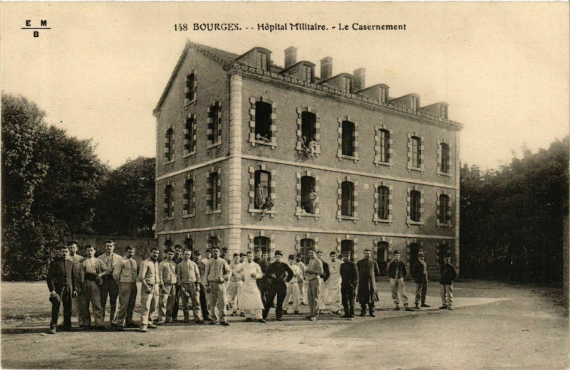 Carte postale ancienne Bourges Hopital Militaire Le Casernement à Bourges