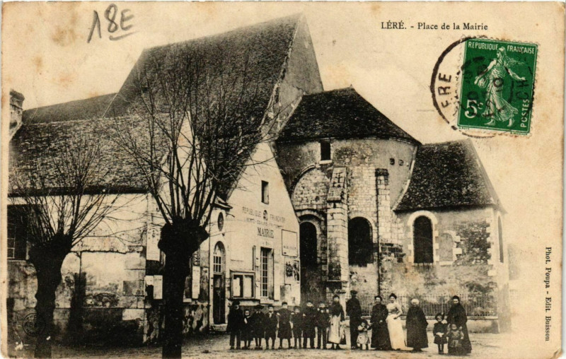 Carte postale ancienne Lere Place de la Mairie à Léré