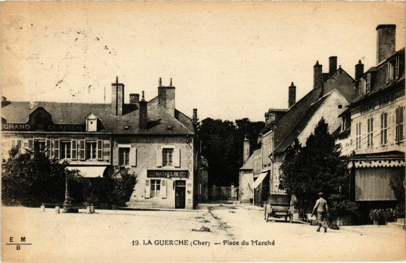 Carte postale ancienne La Guerche Place du Marché