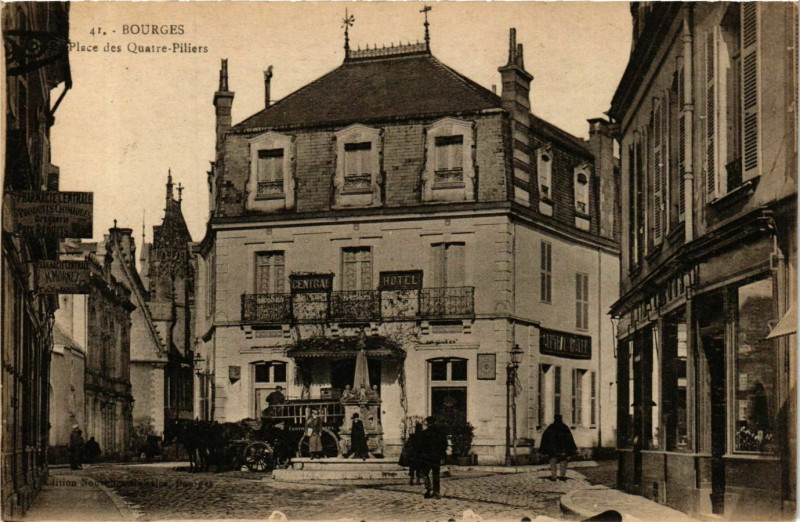 Carte postale ancienne Bourges Place des Quatre-Piliers à Bourges