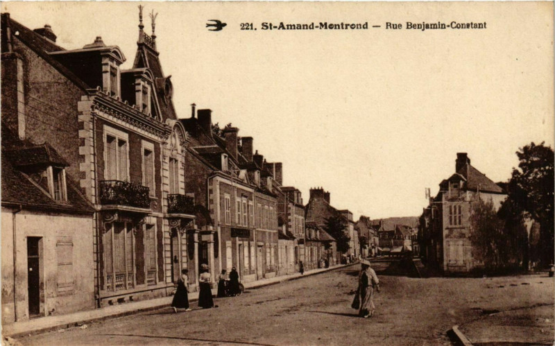 Carte postale ancienne Saint-Amand-Montrond Rue Benjamin-Constant à Saint-Amand-Montrond