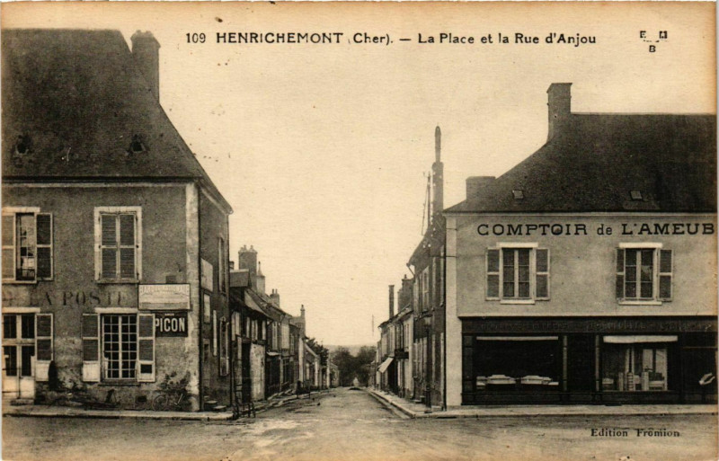 Carte postale ancienne Henrichemont La Place et la Rue d'Anjou à Henrichemont