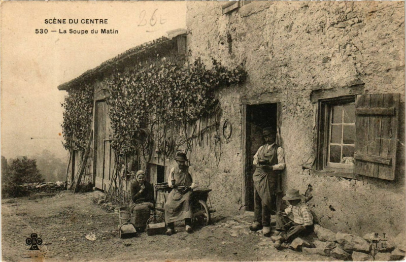 Carte postale ancienne Scene du Centre La Soupe du Matin
