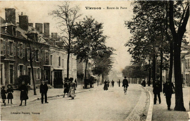 Carte postale ancienne Vierzon Route de Paris à Vierzon