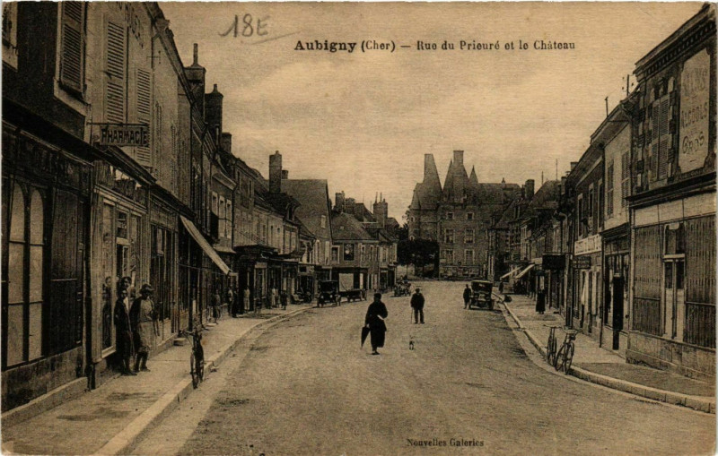 Carte postale ancienne Aubigny Rue du Prieuré et le Chateau